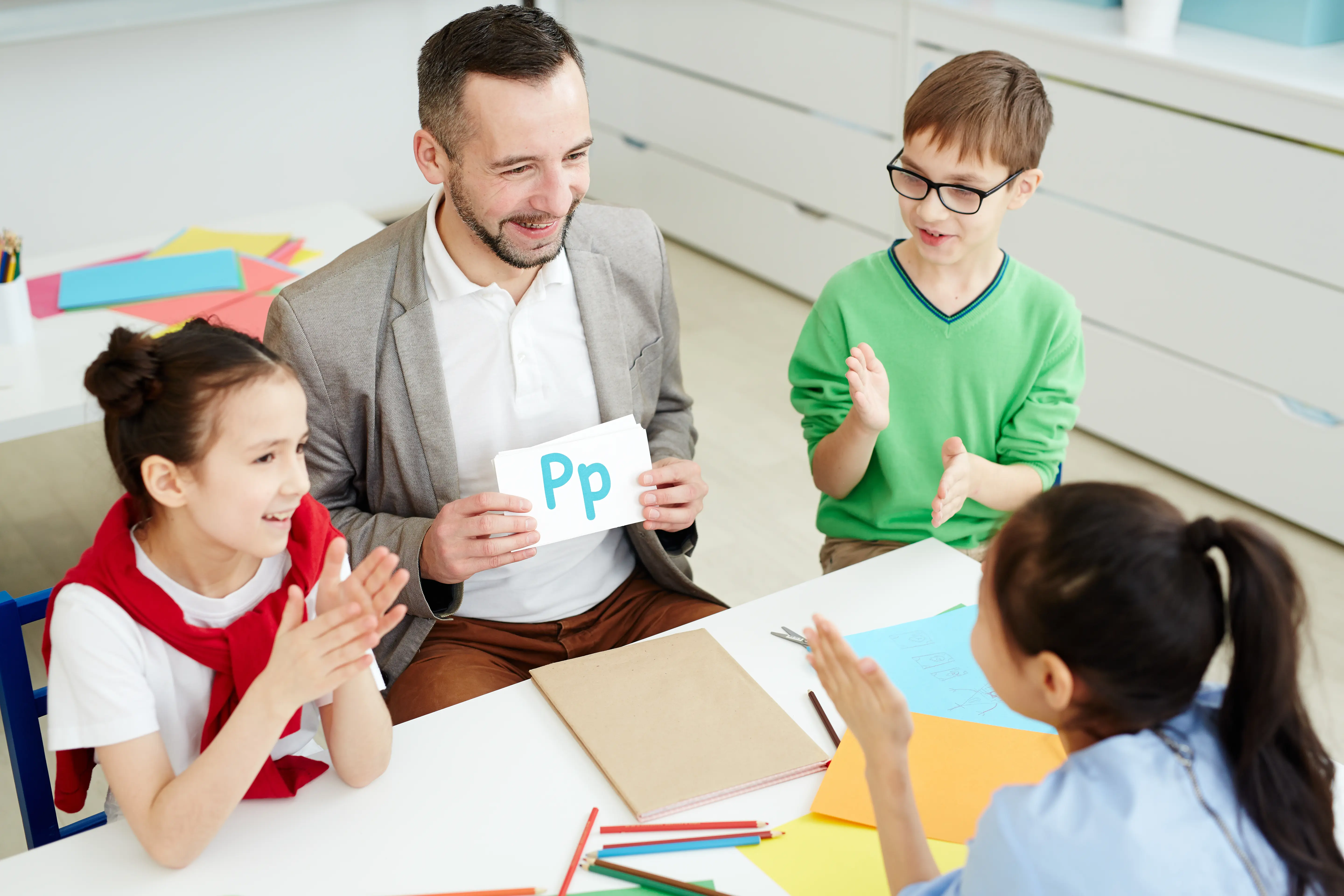 Infographic of a man teaching phonics to children.